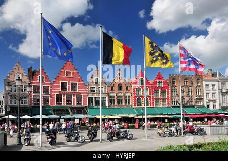 Mittelalterlichen Stil Geschäfte und Restaurants rund um den Marktplatz (Grote Markt) in Brügge Belgien. Stockfoto