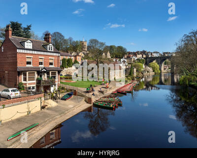 Ruderboote auf dem Fluß Nidd im Frühjahr Knaresborough North Yorkshire England Stockfoto