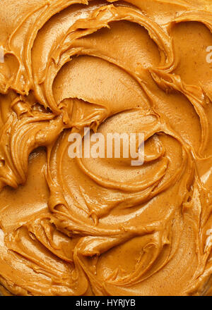 Wirbelt der cremige Erdnussbutter zu verbreiten. Stockfoto