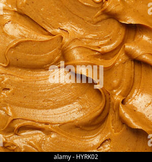 Wirbelt der cremige Erdnussbutter zu verbreiten. Stockfoto