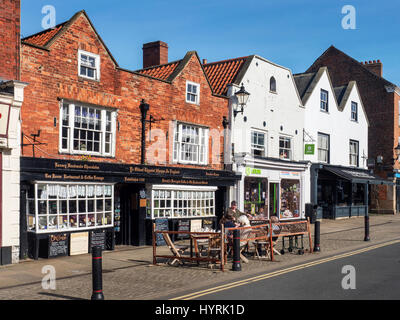 Die älteste Apotheke und Levender Tea Rooms auf dem Marktplatz bei Knaresborough North Yorkshire England Stockfoto