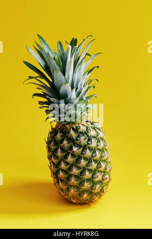 Ananas auf gelbem Hintergrund Stockfoto