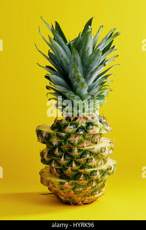 Ananas auf gelbem Hintergrund Stockfoto