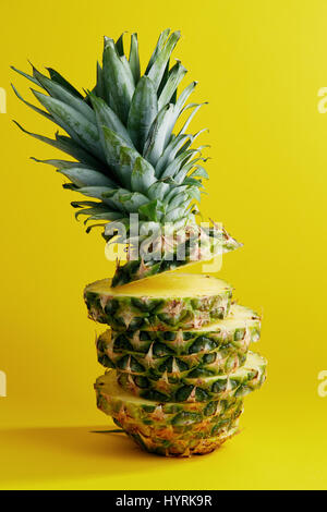 Ananas auf gelbem Hintergrund Stockfoto