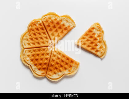 Belgische Waffel auf weißem Hintergrund in Herzform Stockfoto