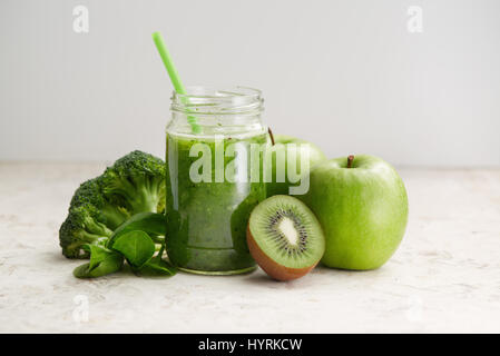 Gesunden grünen Smoothie und Zutaten. Spinat-Smoothie in Glas mit Äpfeln, Spinat und Kiwi. Stockfoto