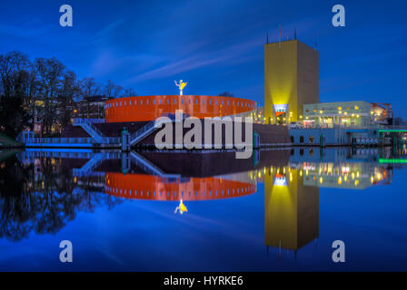 Groninger Museumsgebäude in der Nacht spiegelt sich im Wasser in Groningen, The Netherlands. Stockfoto