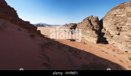 Beduinen-Zelt in der Wüste Wadi Rum, bekannt als Tal des Mondes, berühmten Tal in den Sandstein und Granit Felsen geschnitten und sieht aus wie Mars Stockfoto