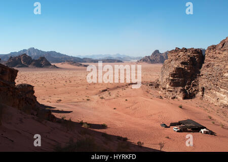 Beduinen-Zelt in der Wüste Wadi Rum, bekannt als Tal des Mondes, berühmten Tal in den Sandstein und Granit Felsen geschnitten und sieht aus wie Mars Stockfoto