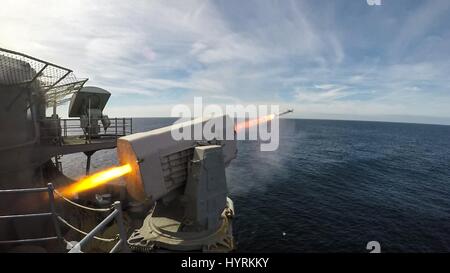 Die USN Wasp-Klasse amphibischer Angriff Schiff USS Bataan führen eine Lebensfeuer Übung mit ein RIM-116 Rolling Airframe Missile Waffensystem 21. Februar 2017 im Atlantischen Ozean. Stockfoto