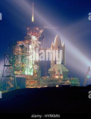 Die NASA-Raumfähre Columbia sitzt auf dem Kennedy Space Center Launch Pad 39A in der Nacht in Vorbereitung auf seine orbital Spaceflight Mission STS-1 5. März 1981 in Merritt Island, Florida. Stockfoto