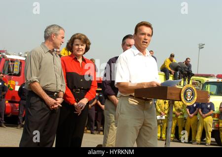 Kaliforniens Gouverneur Arnold Schwarzenegger stellt US-Präsident George W. Bush und Kalifornien Senatorin Dianne Feinstein bei einem Lauffeuer-Besuch am Kit Carson Park 25. Oktober 2007 in Escondido, Kalifornien. Stockfoto