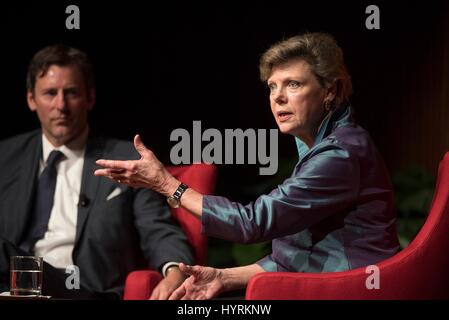 LBJ Presidential Library Direktor Mark Updegrove moderiert den Abend mit Cokie Roberts Gespräch mit Journalist Cokie Roberts bei der LBJ Presidential Library 28. Februar 2017 in Austin, Texas. Stockfoto