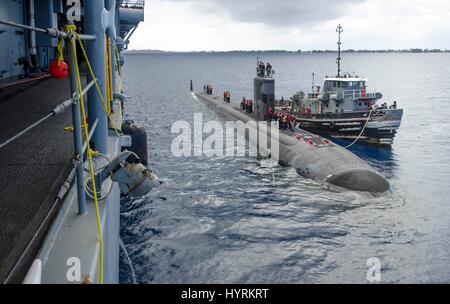 Die USN Los-Angeles-Klasse schnell-u-Boot USS Pasadena Angriffsflächen neben der USN Emory S. Land-Klasse u-Boot-tender USS Frank Cable 13. März 2017 in Majuro, Republik der Marshall-Inseln. Stockfoto