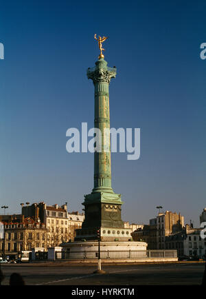 Place De La Bastille, Paris.In der Mitte des Platzes steht die Spalte der Juli, im Gedenken an die Märtyrer der Revolution errichtet. Stockfoto