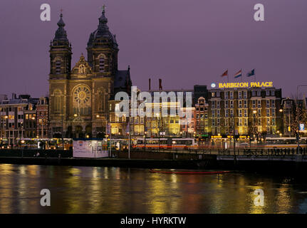 Nachtansicht von Amsterdam Central Station. Holland, Niederlande Stockfoto