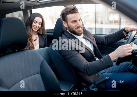 Geschäftsleute im Auto Stockfoto