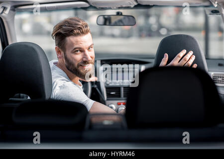 Mann im Auto Stockfoto