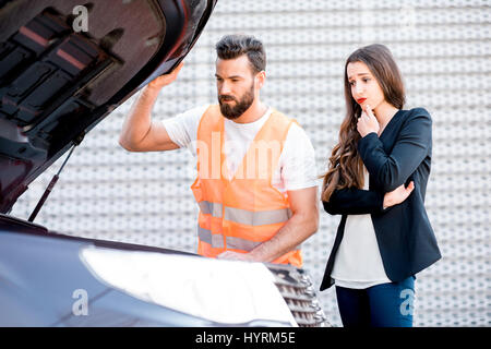 Mann Auto technische Hilfestellung Stockfoto