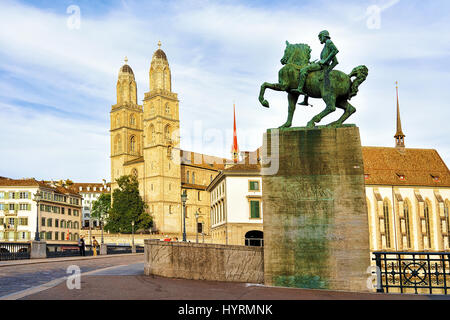 Zürich, Schweiz - 2. September 2016: Hans Waldmann-Denkmal am Munsterbrucke Brücke und Grossmünster Kirche in Zürich, Schweiz. Menschen auf der Stockfoto