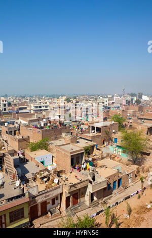 Alltag in der Stadt von Hanumangarh Rajasthan Indien mit Wohnungen und Geschäften unter einem strahlend blauen Himmel Stockfoto