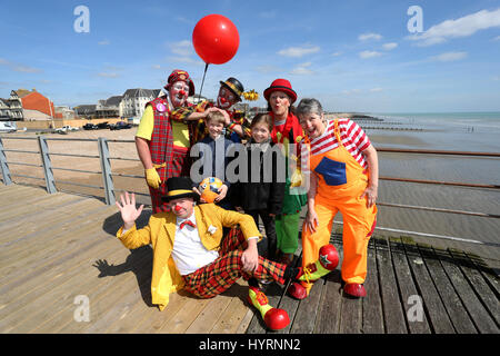 Clowns, die Durchführung der Bognor Regis Clowns Festival 2017 auf Bognor Regis Pier in der Sonne abgebildet, die Veranstaltung zu fördern. Bognor Regis, Sussex, UK. Stockfoto