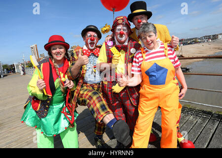 Clowns, die Durchführung der Bognor Regis Clowns Festival 2017 auf Bognor Regis Pier in der Sonne abgebildet, die Veranstaltung zu fördern. Bognor Regis, Sussex, UK. Stockfoto