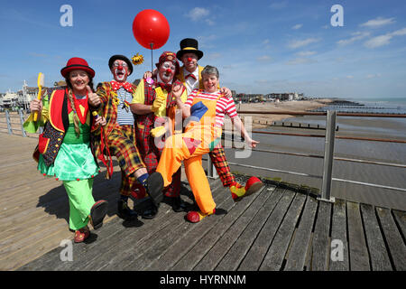 Clowns, die Durchführung der Bognor Regis Clowns Festival 2017 auf Bognor Regis Pier in der Sonne abgebildet, die Veranstaltung zu fördern. Bognor Regis, Sussex, UK. Stockfoto