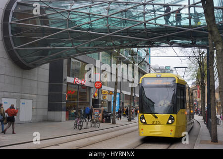 Metrolink Straßenbahnen in der Corporation Street, Manchester Stadtzentrum vorbei Arndale Centre. Stockfoto