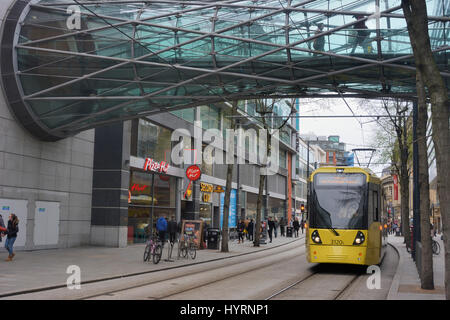 Metrolink Straßenbahnen in der Corporation Street, Manchester Stadtzentrum vorbei Arndale Centre. Stockfoto