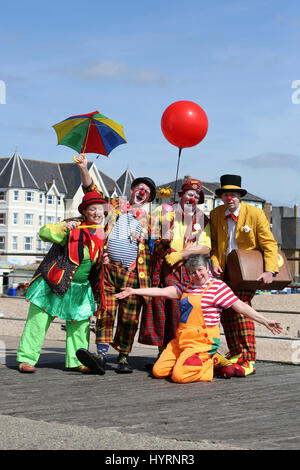 Clowns, die Durchführung der Bognor Regis Clowns Festival 2017 auf Bognor Regis Pier in der Sonne abgebildet, die Veranstaltung zu fördern. Bognor Regis, Sussex, UK. Stockfoto