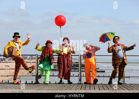 Clowns, die Durchführung der Bognor Regis Clowns Festival 2017 auf Bognor Regis Pier in der Sonne abgebildet, die Veranstaltung zu fördern. Bognor Regis, Sussex, UK. Stockfoto