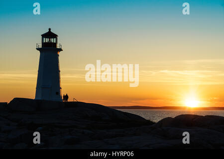 Peggys Cove Leuchtturm in Nova Scotia bei Sonnenuntergang. Stockfoto