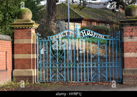 Blaue Krankenhaus Tore vom Eingang der Corbett medical Center in Stourbridge geschlossen Stockfoto