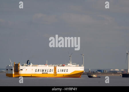 6. April 2017 - Grimaldi Lines Pkw-Verkehr liefern bringen Autos aus Italt in Bristol, England, Großbritannien. Stockfoto