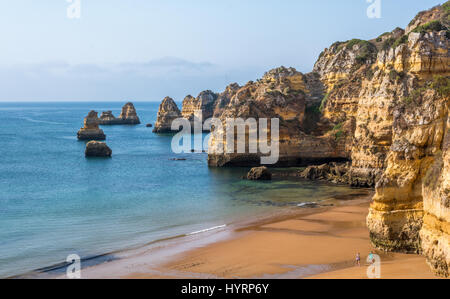 Praia Dona Ana in einem Sommermorgen, Lagos, Portugal Stockfoto
