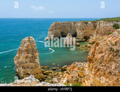 Malerische Klippen in der Nähe von Praia da Marinha, Carvoeiro, Algarve Stockfoto