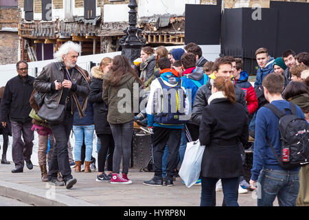 Touristen an der Camden Lock, London, England, UK Stockfoto