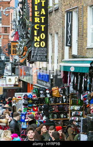 Touristen, die Einkaufen in Camden Lock, London, England, UK Stockfoto