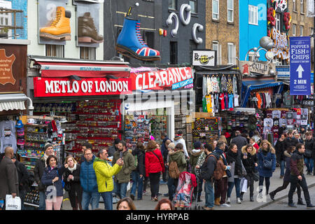 Touristen, die Einkaufen in Camden Lock, London, England, UK Stockfoto