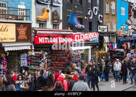 Touristen, die Einkaufen in Camden Lock, London, England, UK Stockfoto