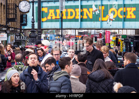 Touristen an der Camden Lock, London, England, UK Stockfoto