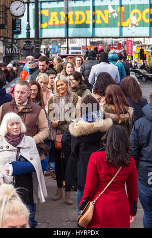 Touristen an der Camden Lock, London, England, UK Stockfoto