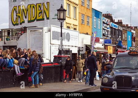 Touristen, die Einkaufen in Camden Lock, London, England, UK Stockfoto