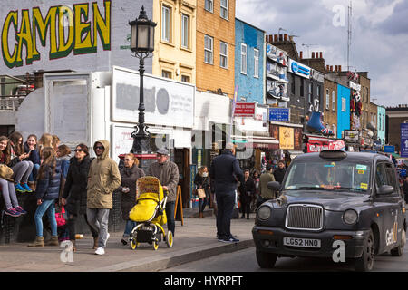 Touristen, die Einkaufen in Camden Lock, London, England, UK Stockfoto