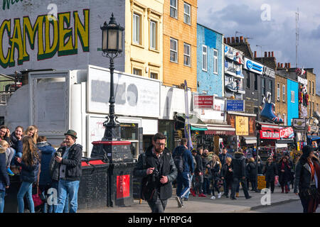 Touristen, die Einkaufen in Camden Lock, London, England, UK Stockfoto