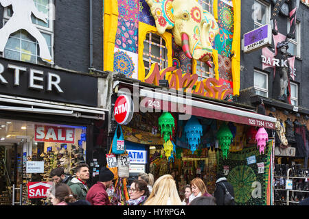 Touristen, die Einkaufen in Camden Lock, London, England, UK Stockfoto