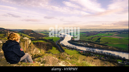 Ein Junge mit Blick auf malerische Aussicht vom Kinnoull Hill in Perthshire, Schottland Stockfoto