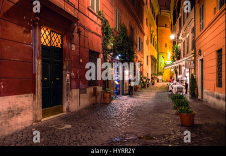 Straße in Rom bei Nacht Stockfoto