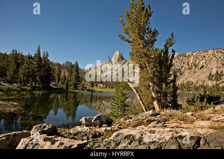 CA03191-00... Kalifornien - Fin Kuppel reflektiert in Lake Arrowhead im Kings Canyon National Park. Stockfoto